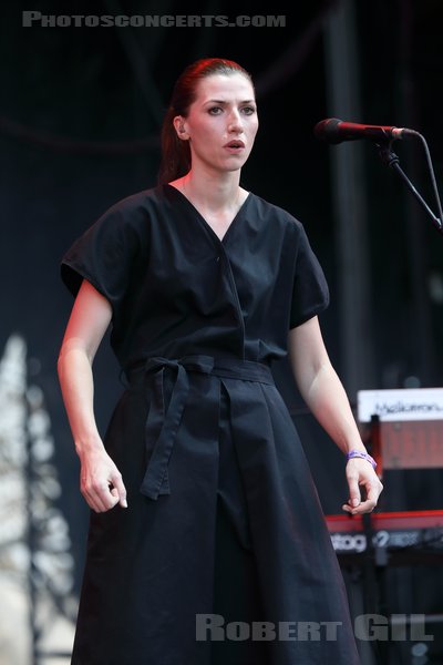 ALDOUS HARDING - 2022-08-26 - SAINT CLOUD - Domaine National - Grande Scene - Hannah Sian Topp